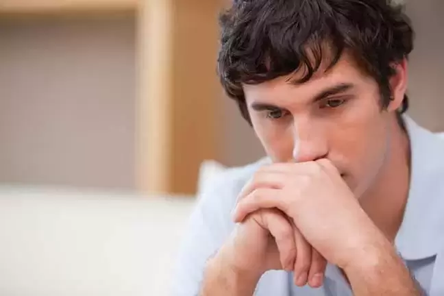 Junger Mann leidet unter Impotenz